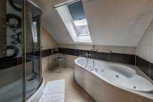 Ciasna łazienka hotelowa